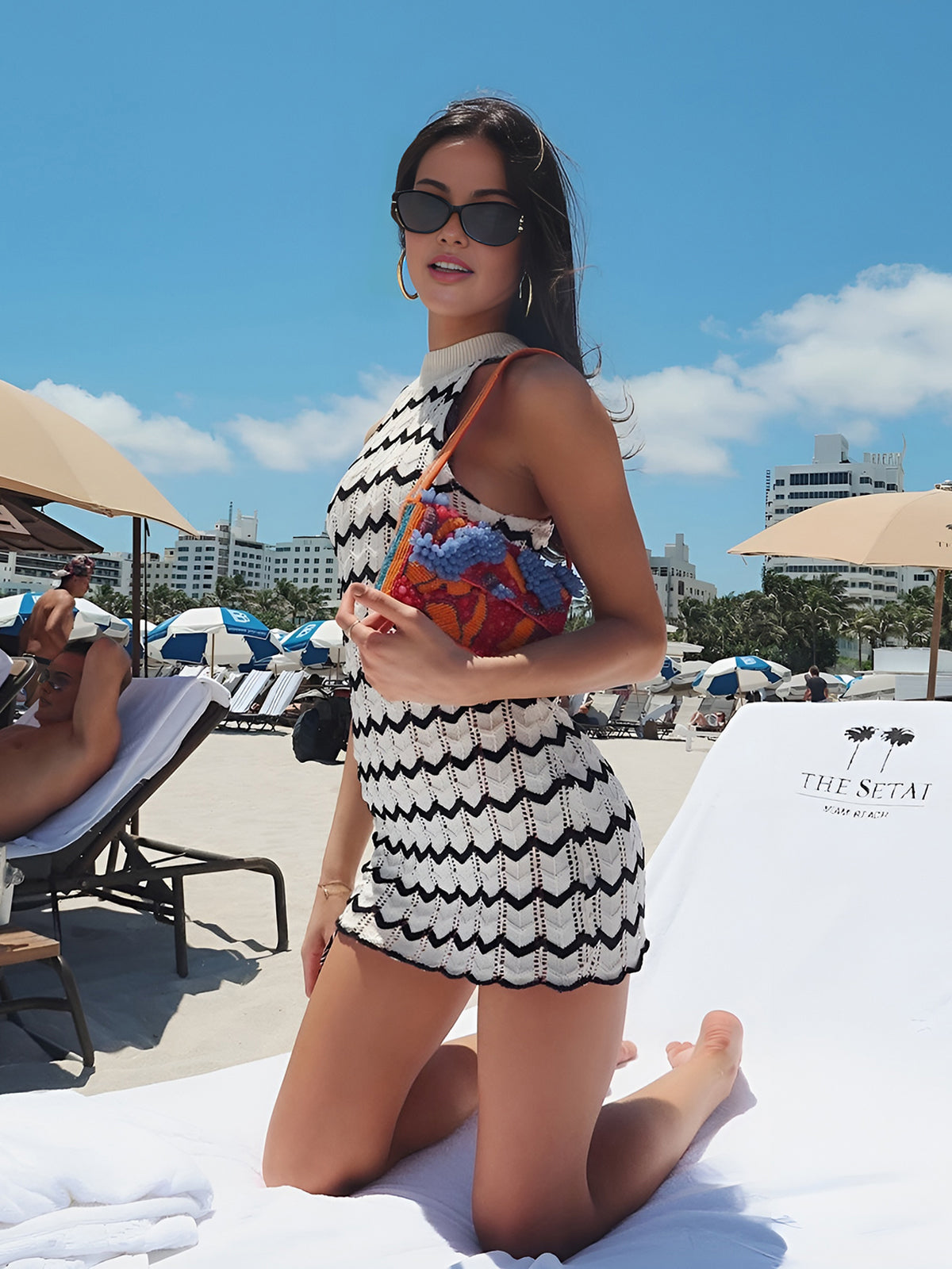 Robe courte à motif chevron et col halter