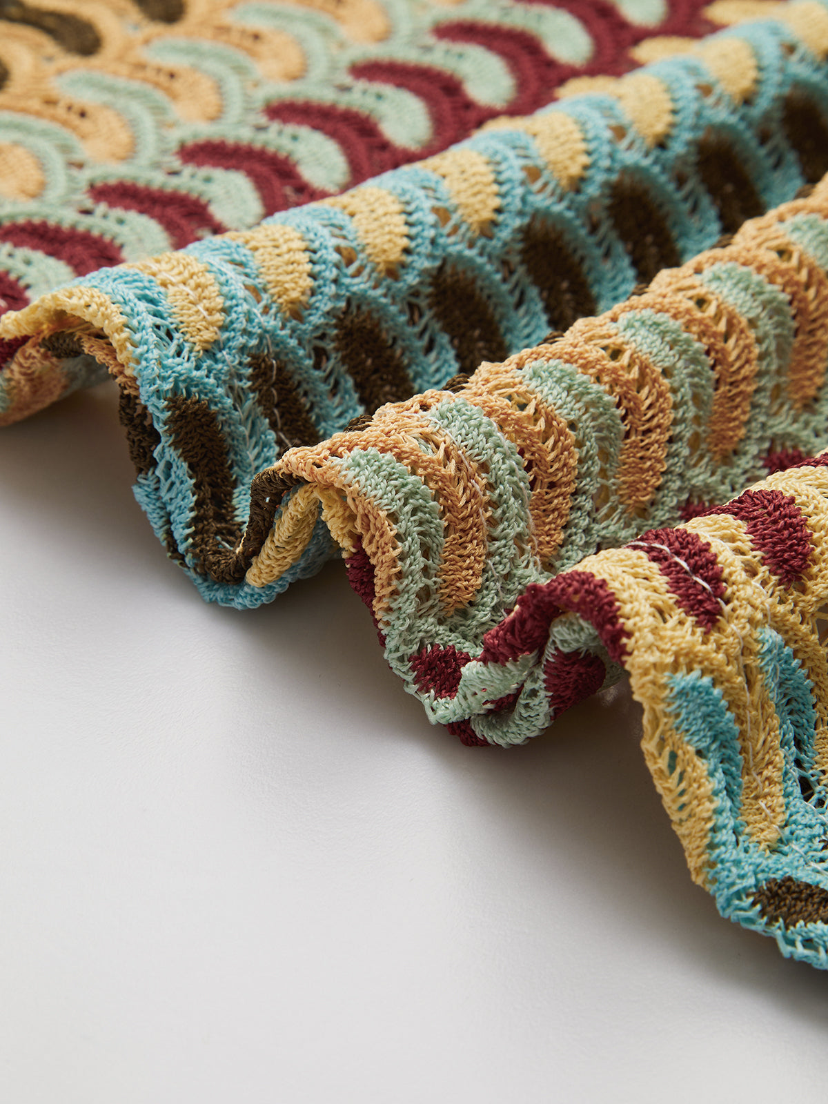 Robe dos nu en dentelle multicolore à col en V