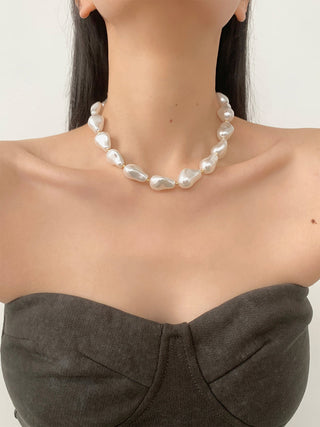 Collier en résine à effet perle