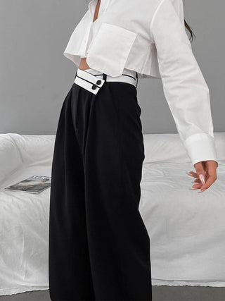 Pantalon large à jambes larges avec ceinture contrastée asymétrique