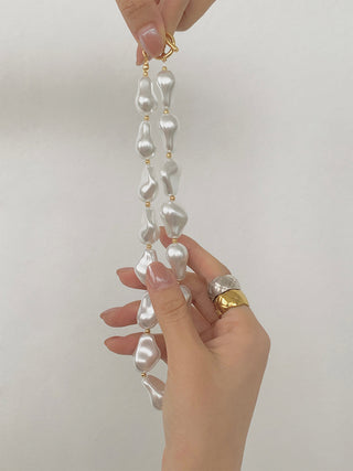 Collier en résine à effet perle