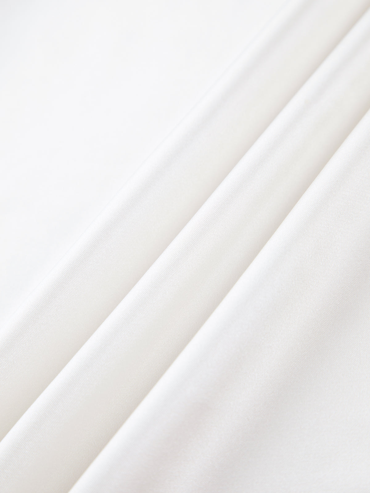 semble jupe en satin avec bordure en dentelle