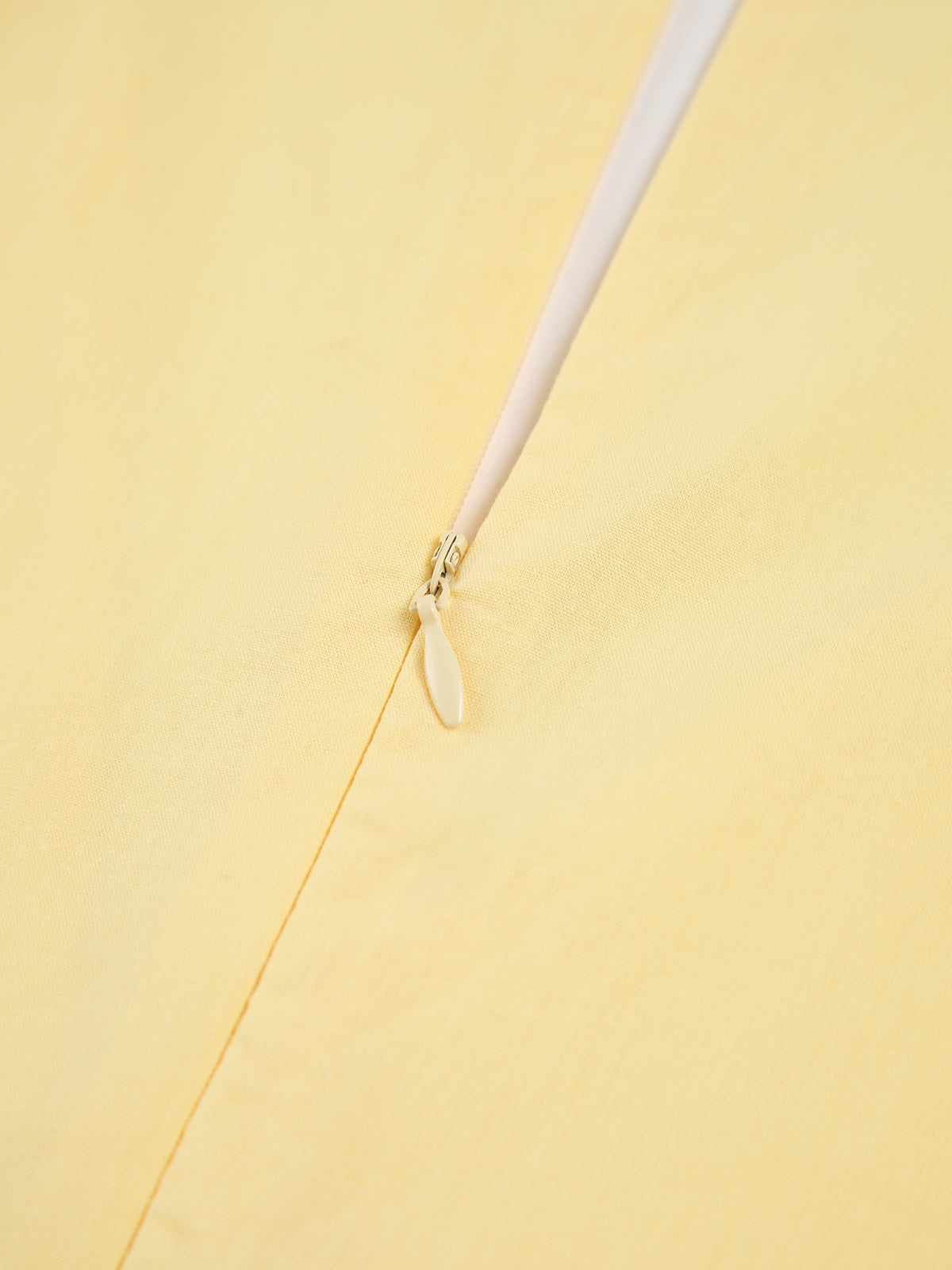 Robe courte de patineuse à fermeture éclair et décolleté plongeant ensoleillé