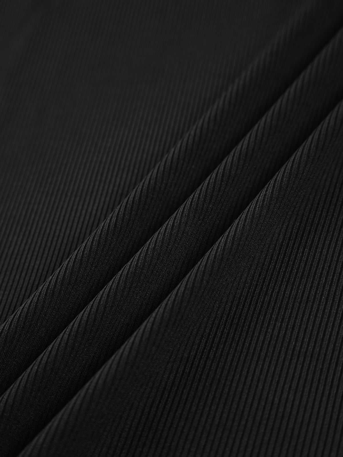 Haut en tricot à manches longues avec encolure montante et découpe oblique