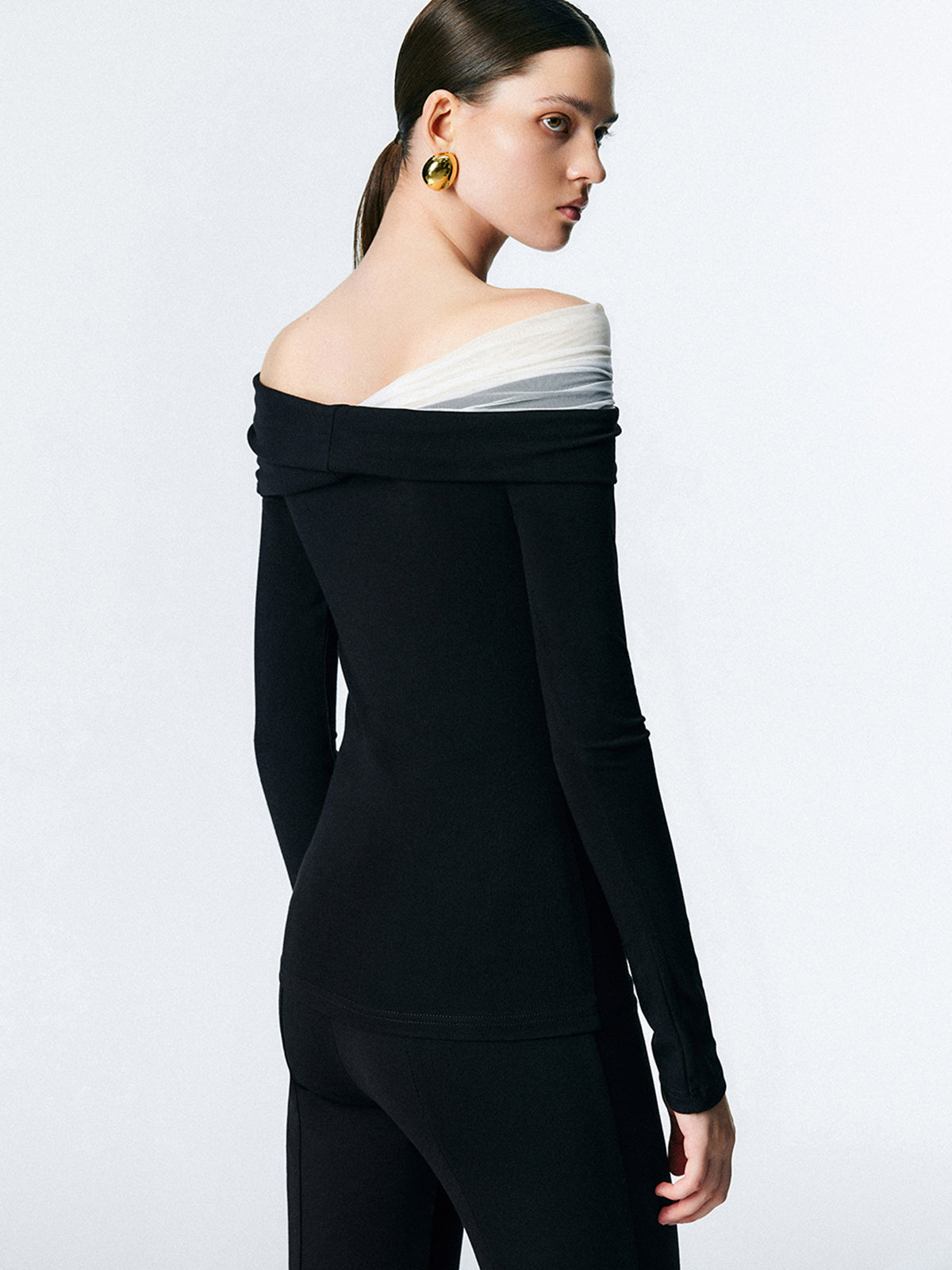 Haut en maille à manches longues asymétrique à épaules dénudées