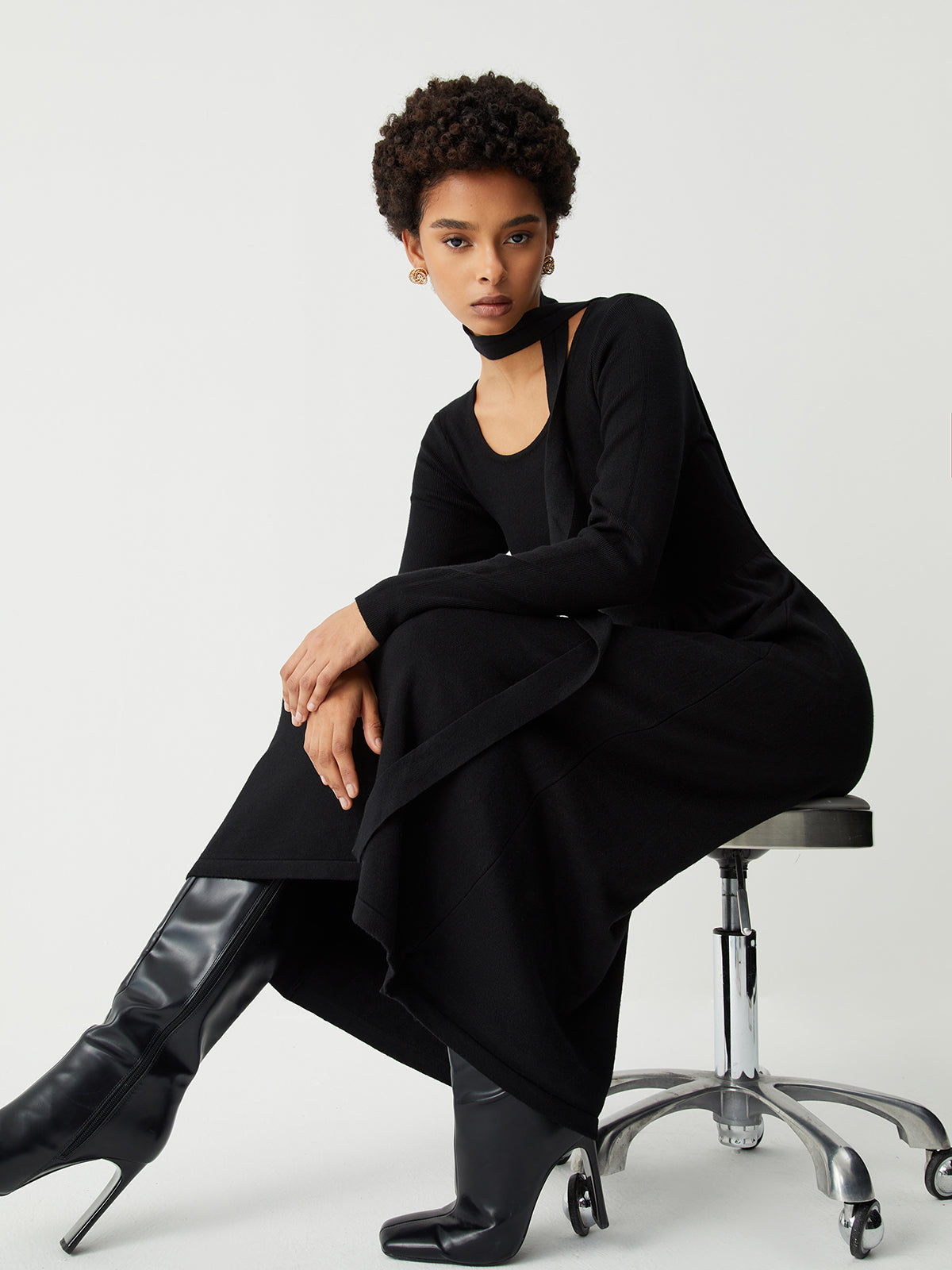 Robe pull mi-longue à manches longues avec décoration de nœud