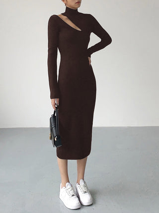 Robe midi en tricot à encolure montante avec découpe asymétrique