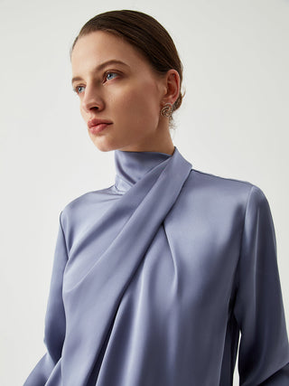 Chemise en satin plissée à col roulé asymétrique