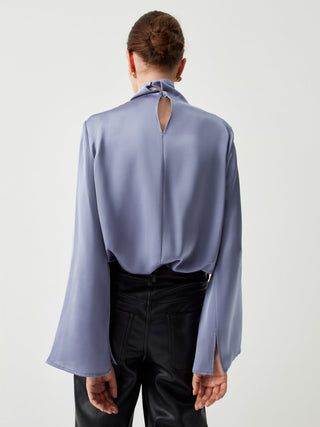 Chemise en satin plissée à col roulé asymétrique