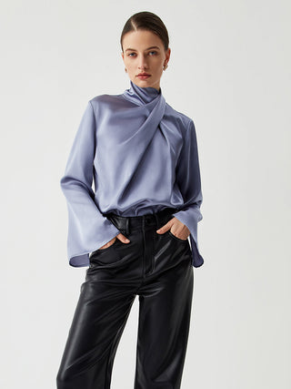 Chemise en satin plissée à col roulé asymétrique