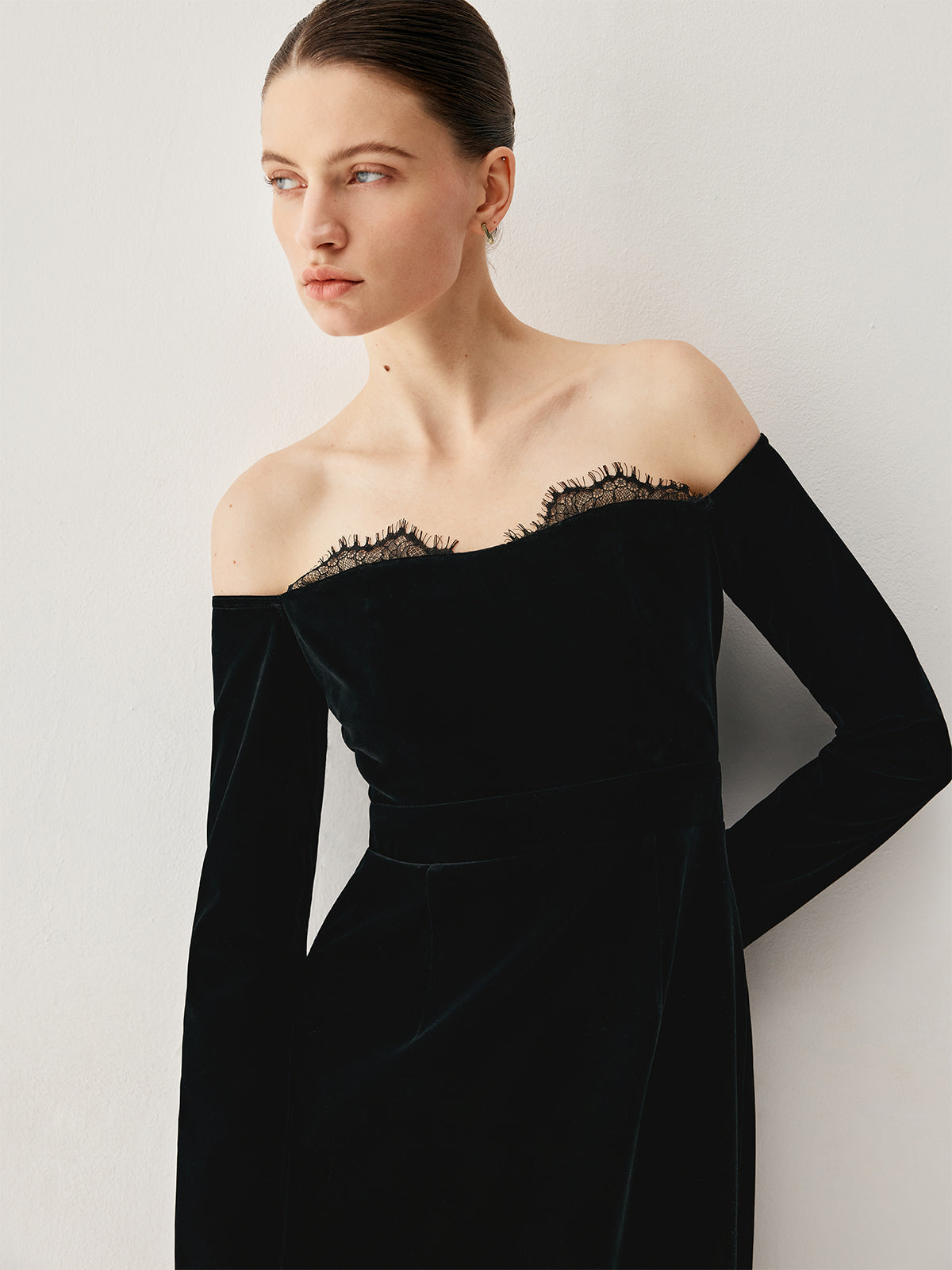 Robe mi-longue en velours à épaules dénudées et fente patchwork