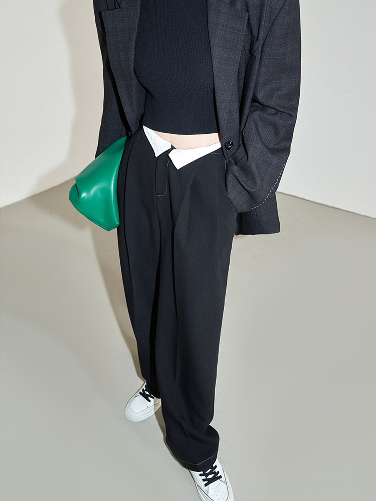 Pantalon long droit plissé à bordure contrastante