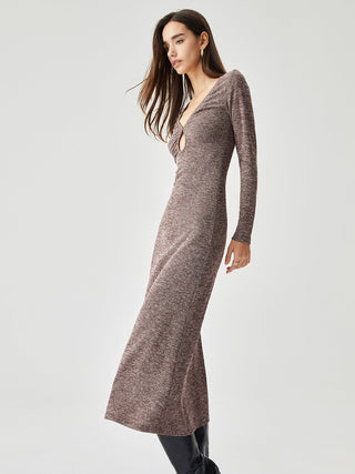 Robe longue en tricot à encolure en V et découpes