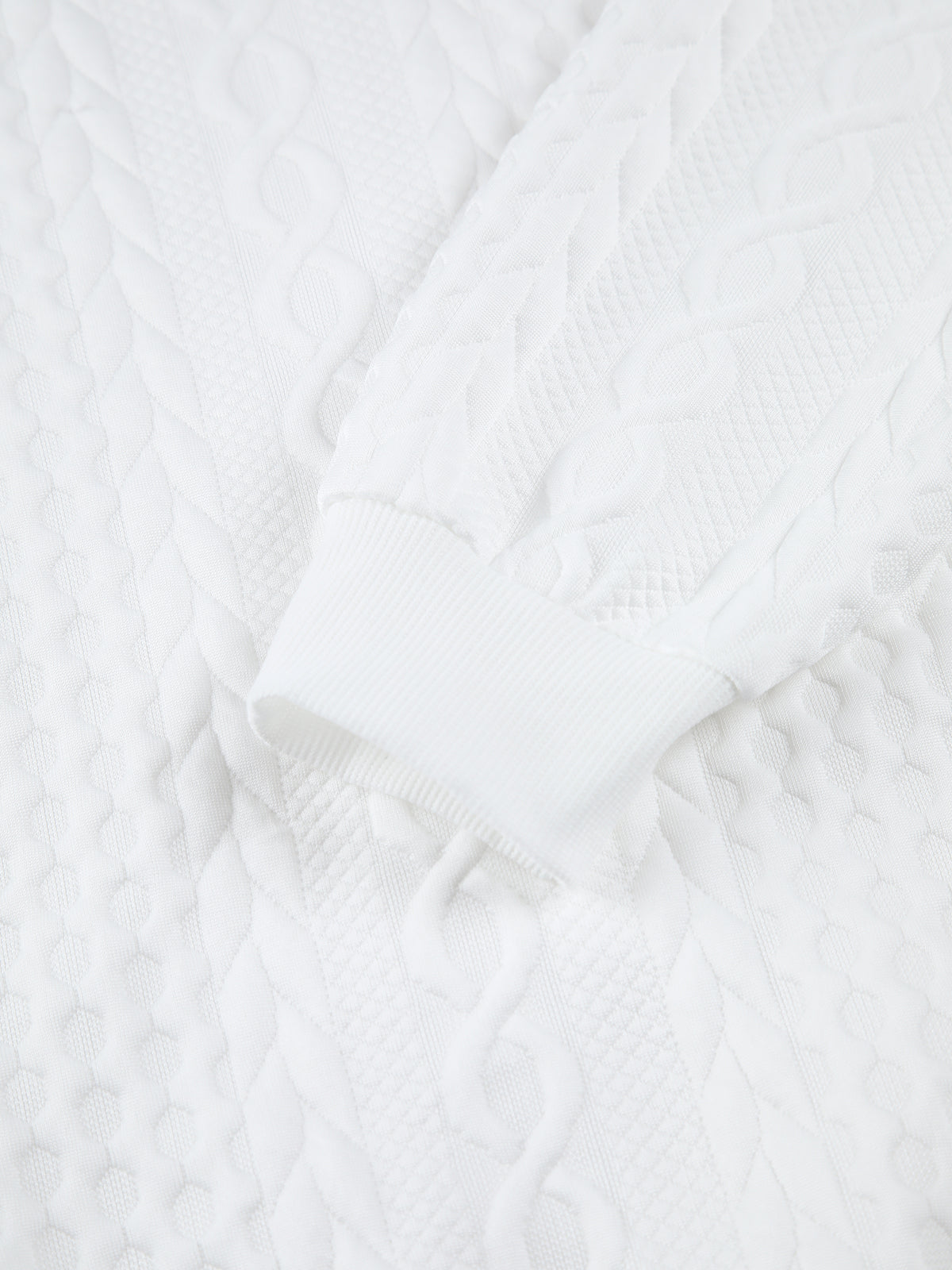 Tricot à câble à manches longues avec capuche à cordon