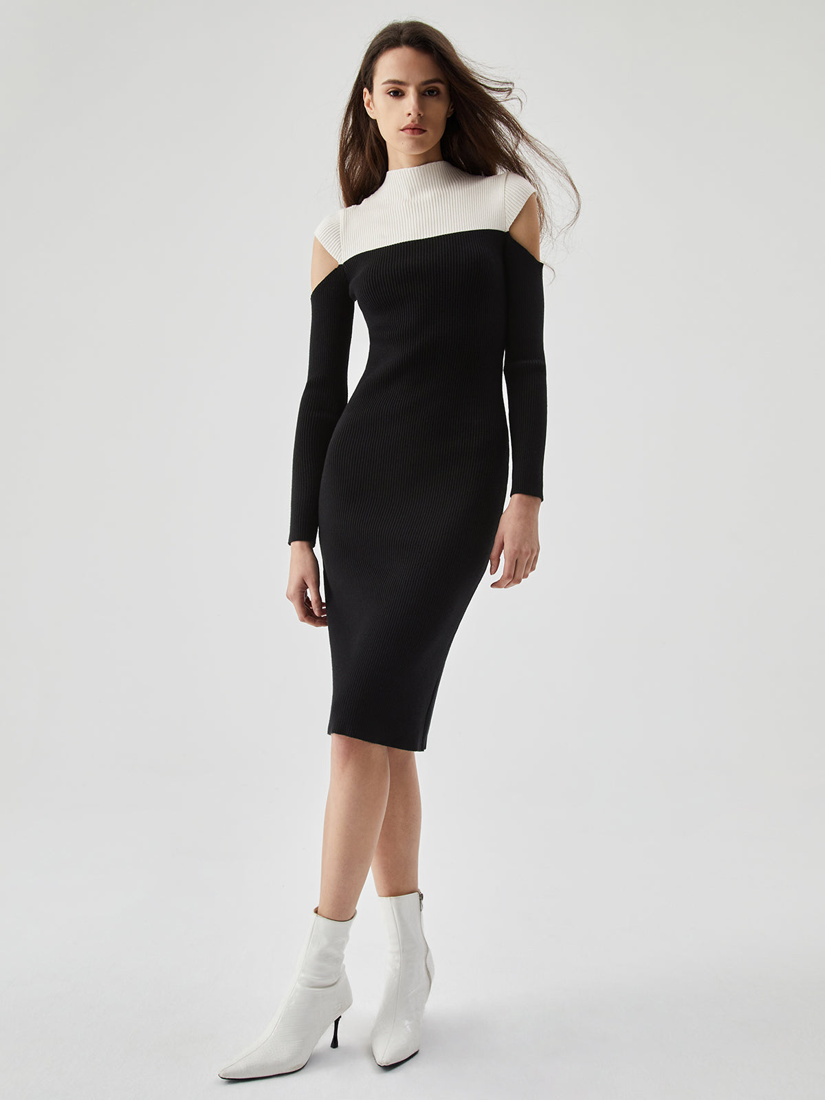 Robe midi en tricot à épaules dénudées et à patchwork bicolore