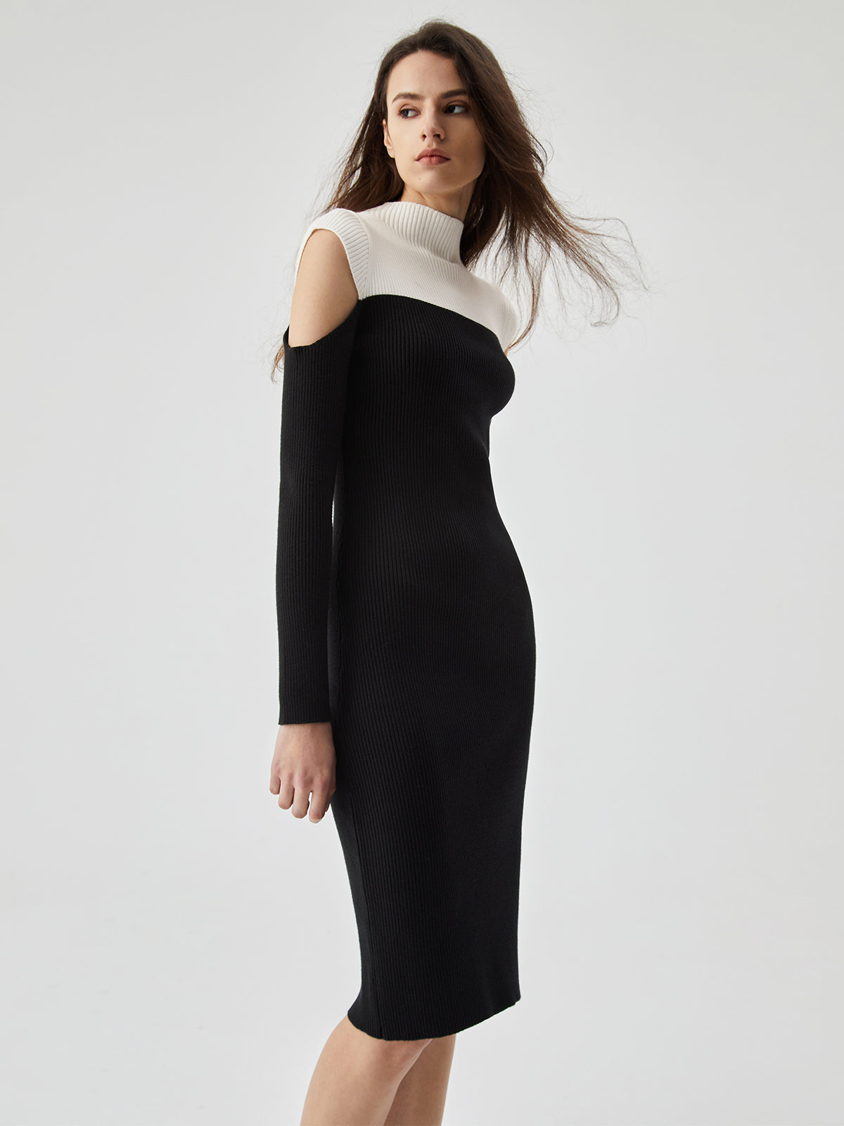 Robe midi en tricot à épaules dénudées et à patchwork bicolore