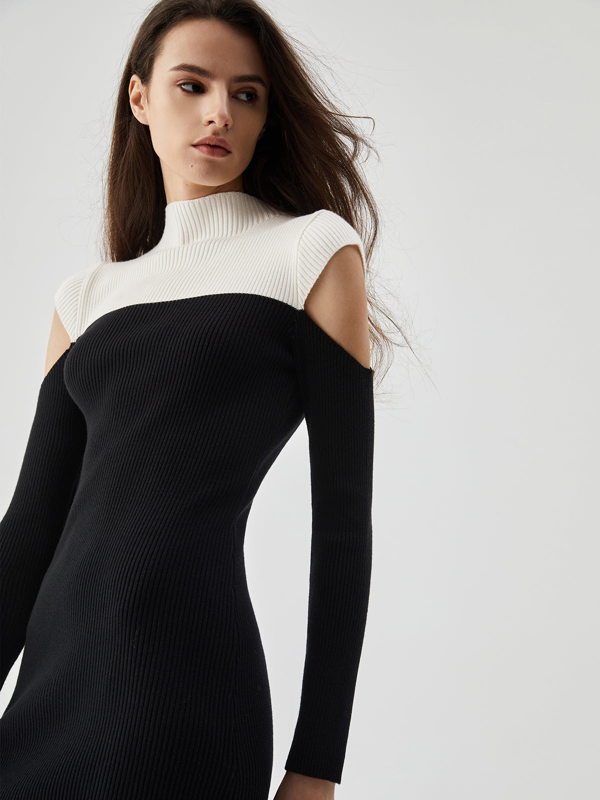 Robe midi en tricot à épaules dénudées et à patchwork bicolore