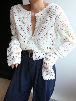 Cardigan boutonné en crochet avec perles creuses