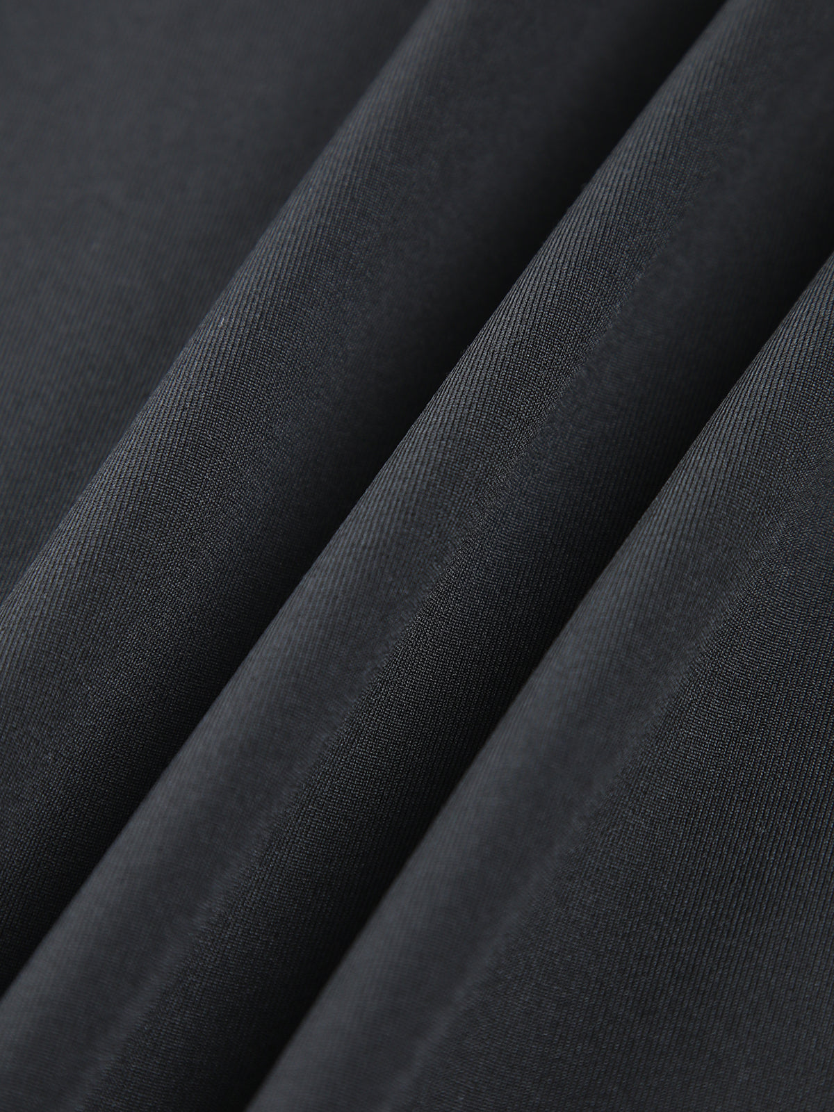 Robe midi froncée à décor de roses et épaules dénudées