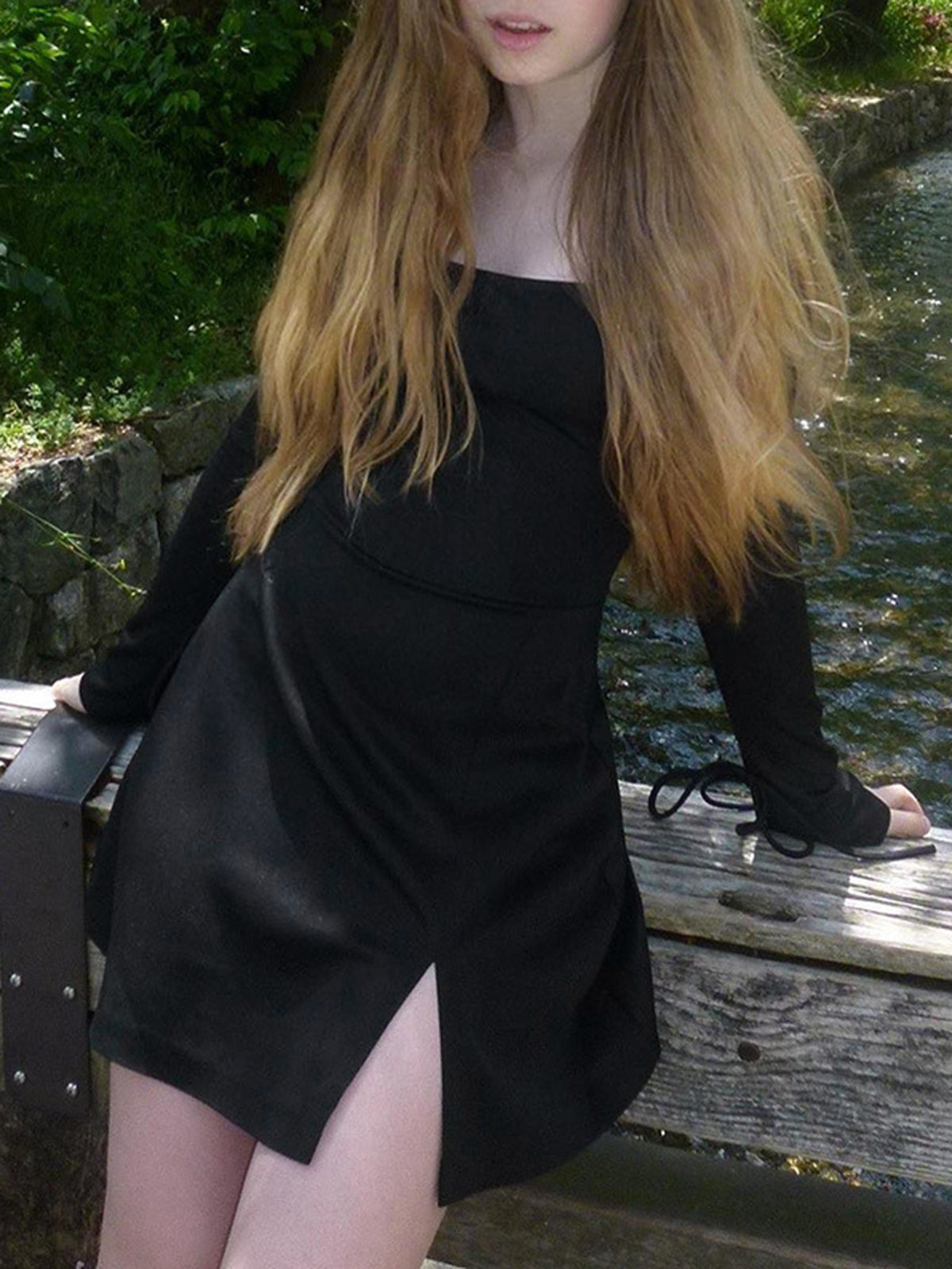 Robe courte à manches longues avec fente et lien