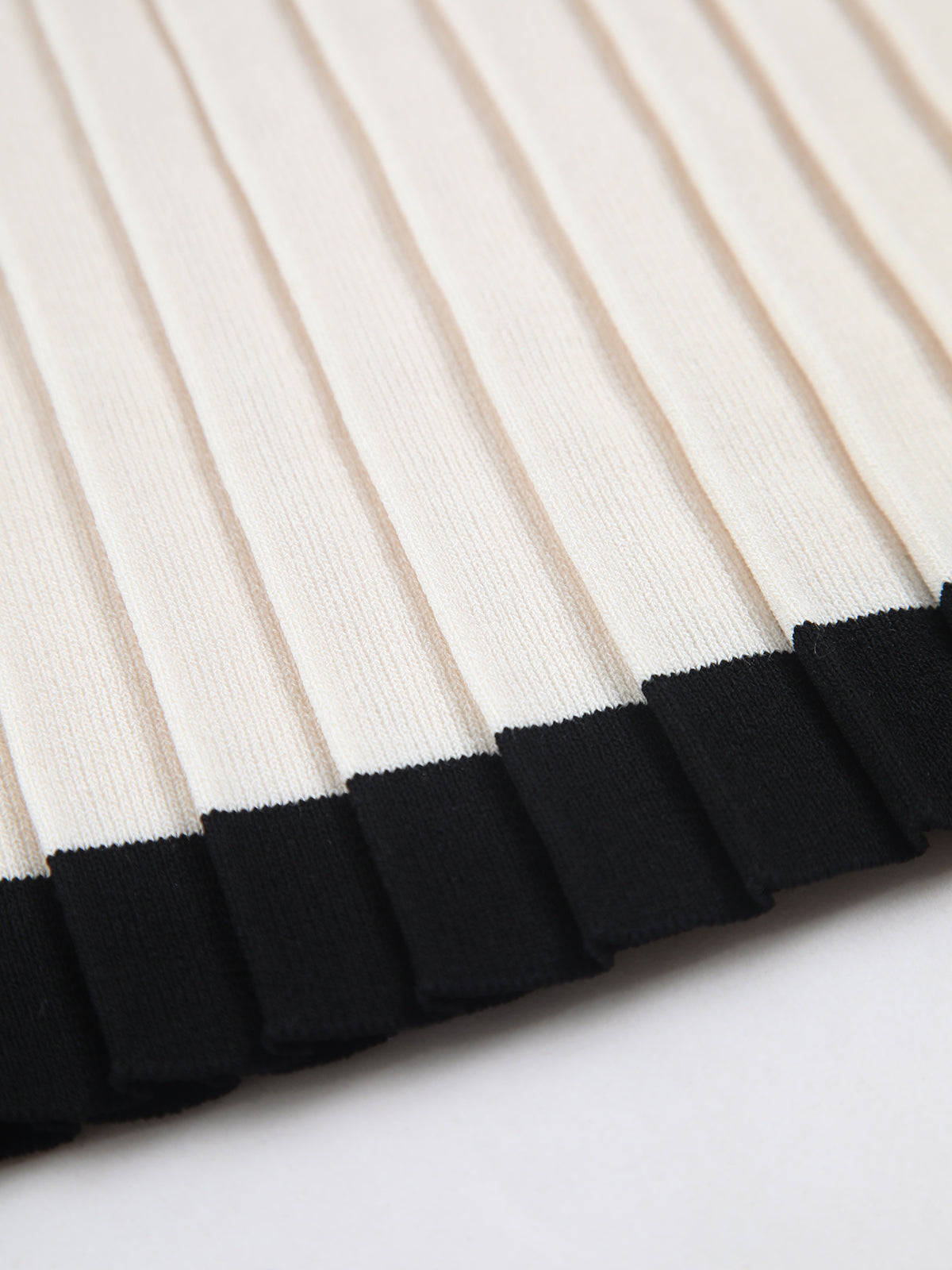 semble jupe en tricot mini plissée avec bordure contrastée