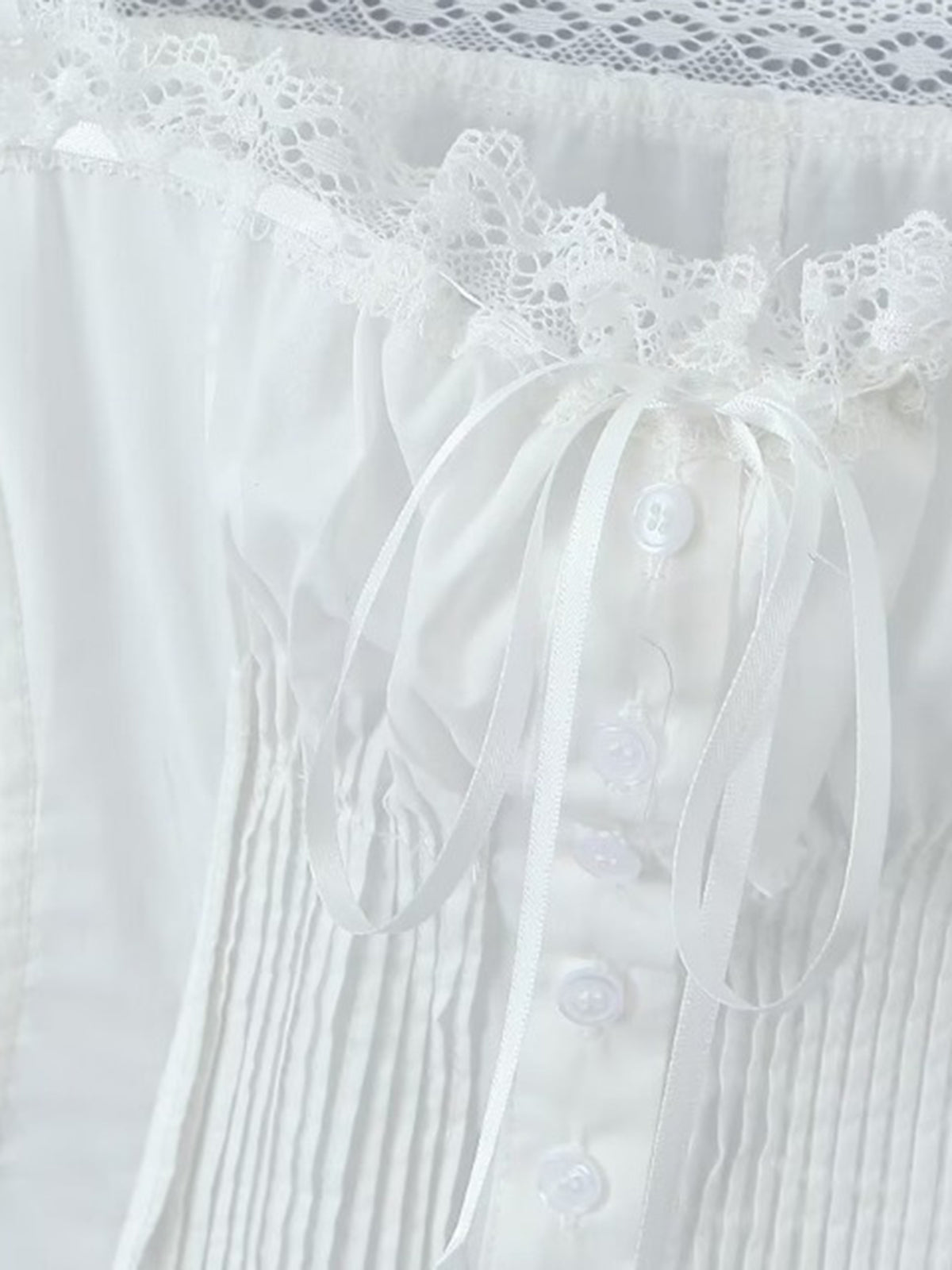 Haut cami à lacets avec bordure en dentelle Frenchy