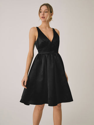 Robe courte en satin à encolure en V solide