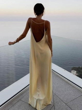 Robe longue en satin dos nu pour les vacances