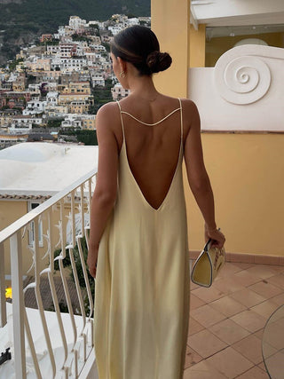 Robe longue en satin dos nu pour les vacances