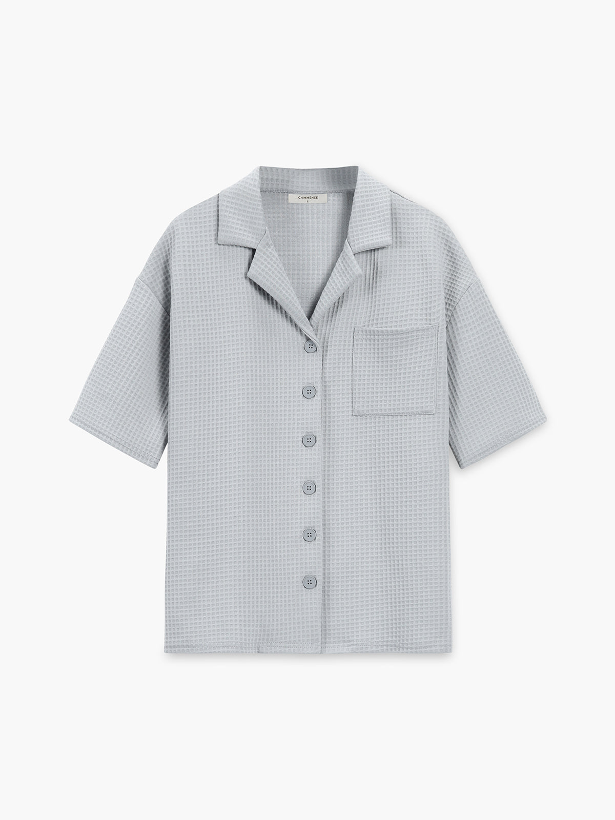 semble décontracté avec chemise à épaules tombantes et short