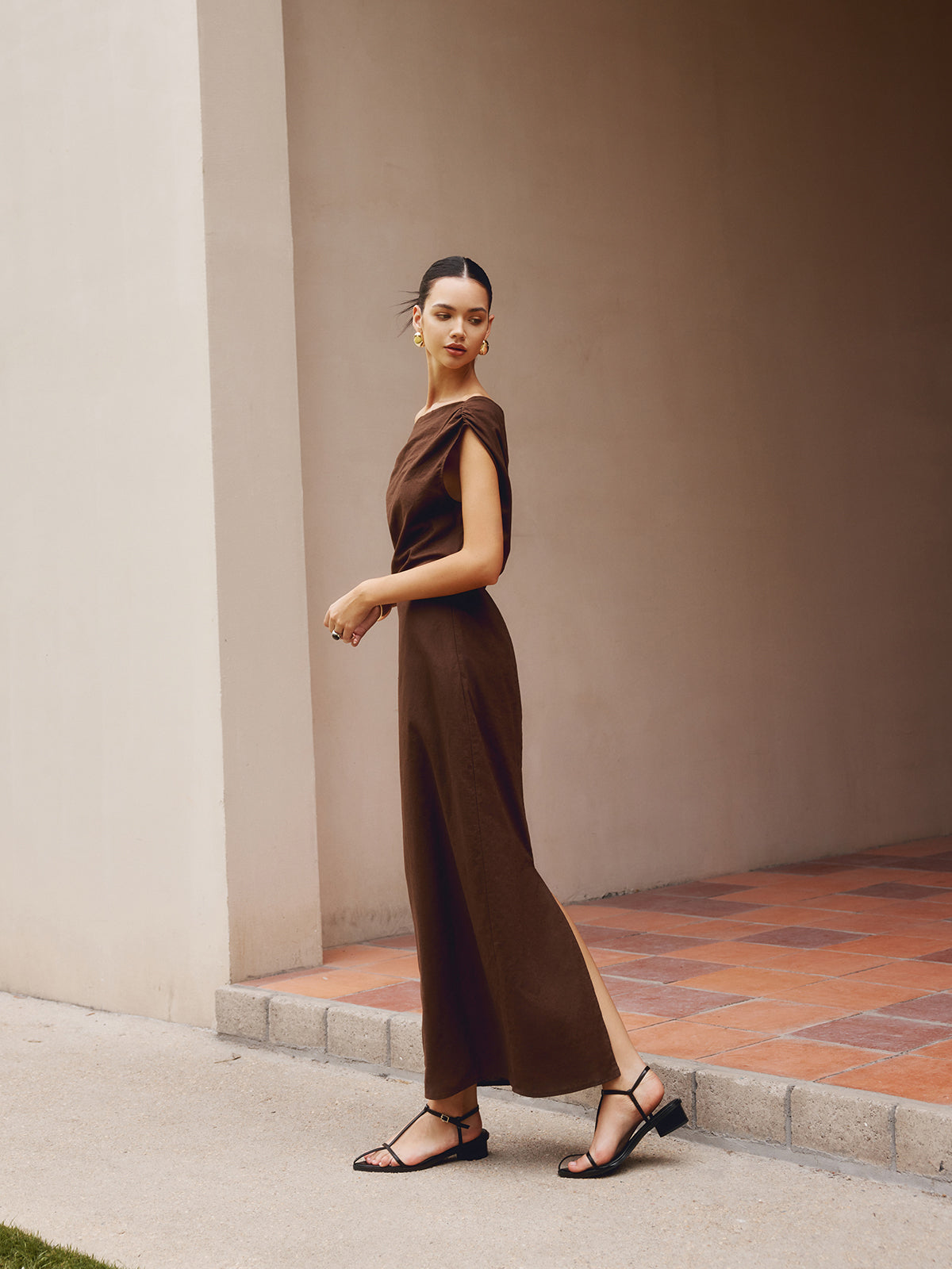 Robe à encolure asymétrique en coton et lin