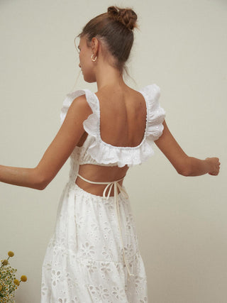 Robe longue en coton brodé à œillets baignée de soleil