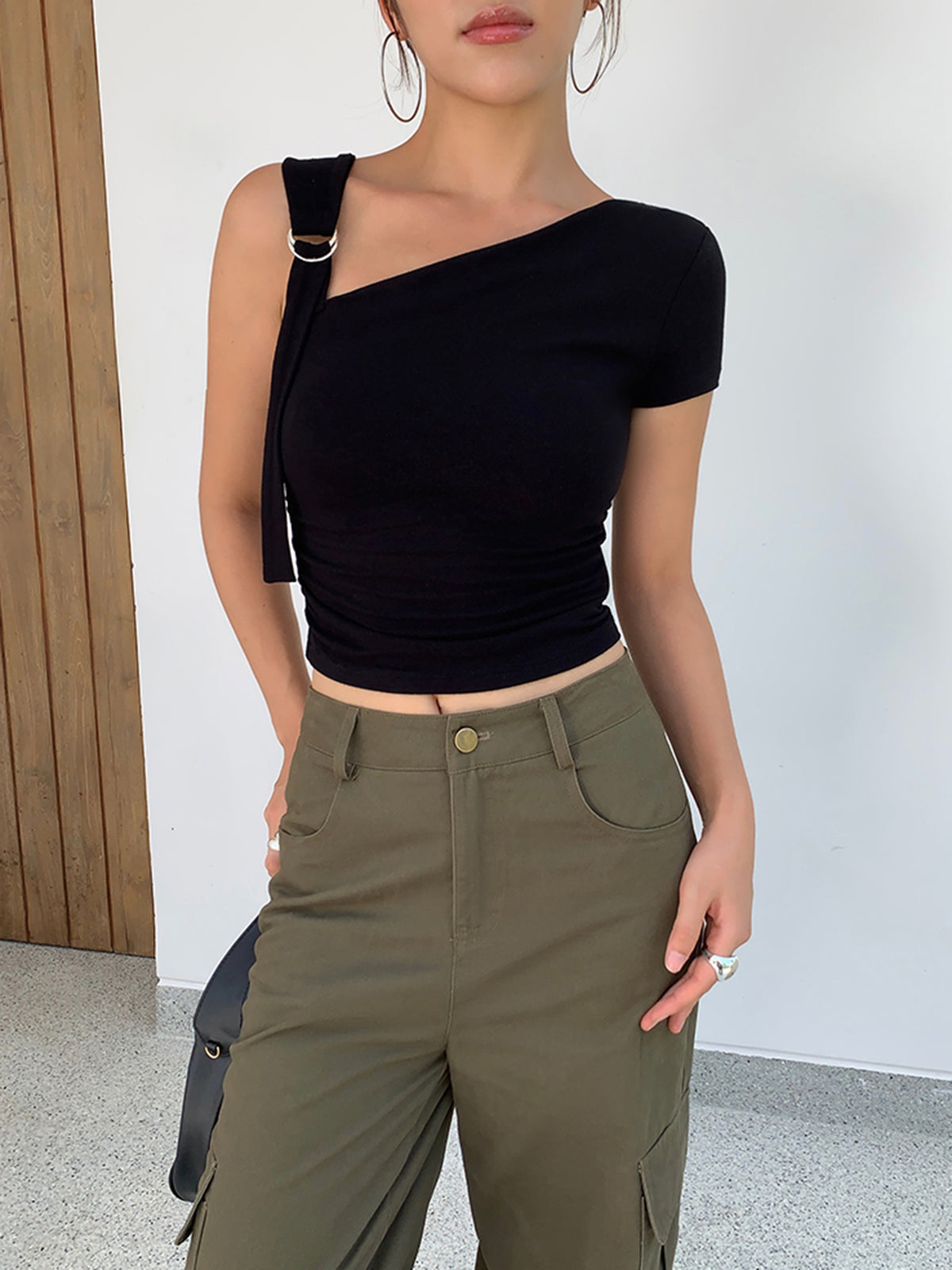 Haut asymétrique à une épaule dénudée