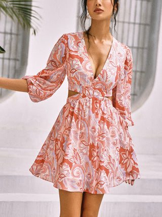 Robe courte à découpes florales tropicales