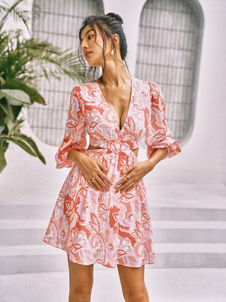 Robe courte à découpes florales tropicales