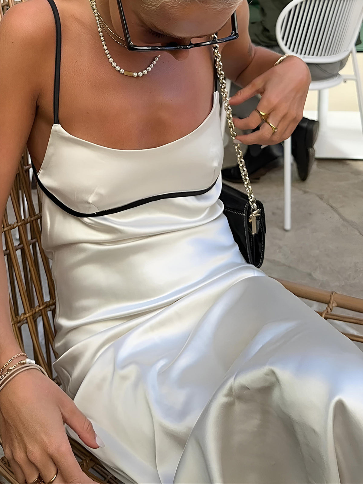 Robe longue dos nu à bordure contrastante