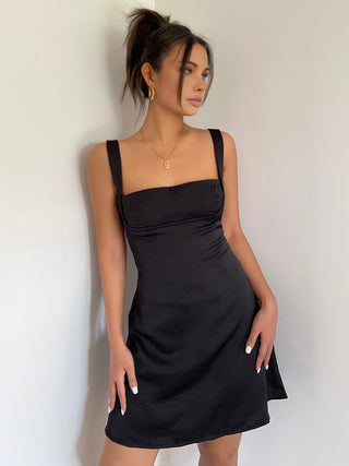 Robe courte sans manches à dos ouvert