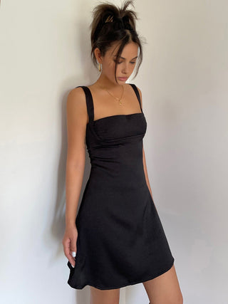 Robe courte sans manches à dos ouvert