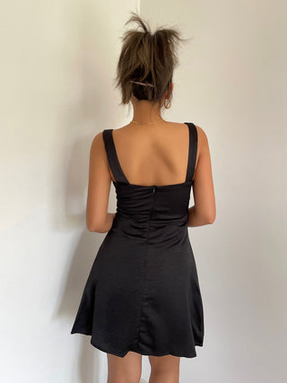 Robe courte sans manches à dos ouvert