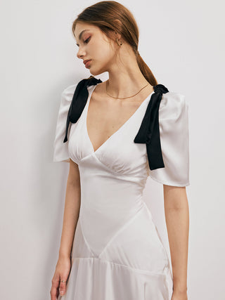 Robe longue en satin à col en V avec des nœuds