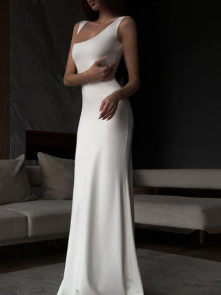 Robe longue ajustée à encolure asymétrique