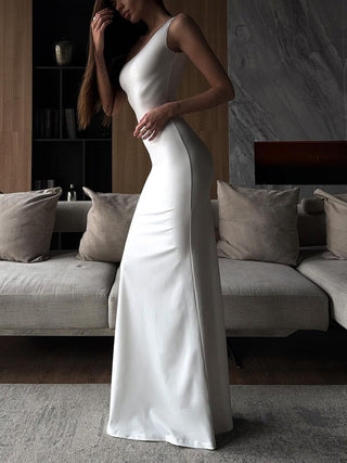 Robe longue ajustée à encolure asymétrique