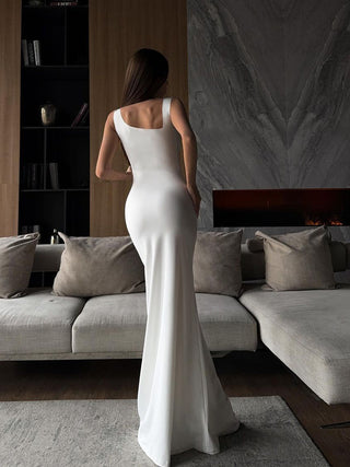 Robe longue ajustée à encolure asymétrique