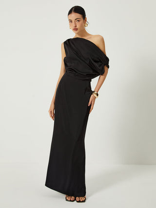 Robe longue fendue en satin à une épaule dénudée