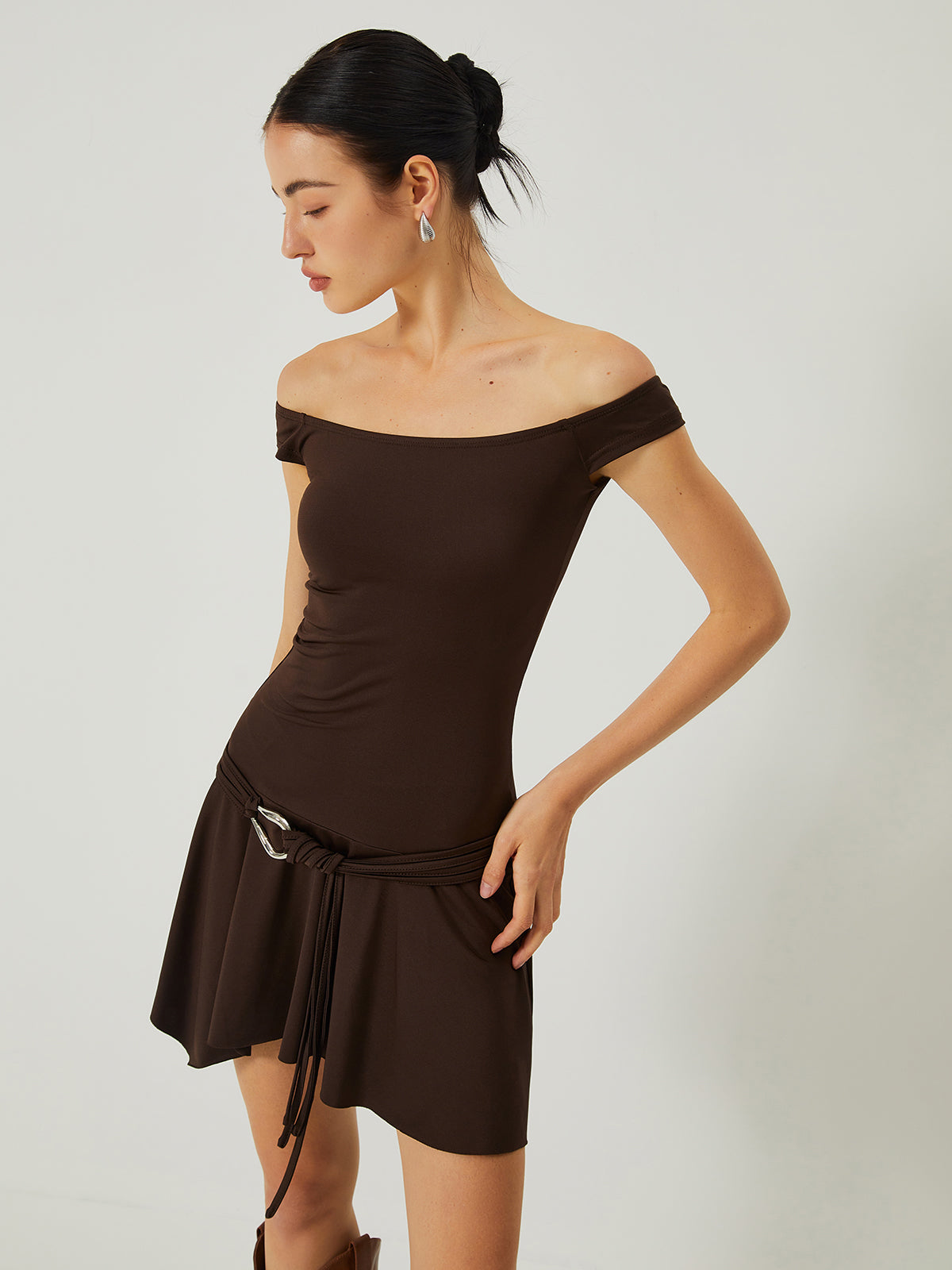 Robe décontractée à épaules dénudées avec ourlet froncé à volants