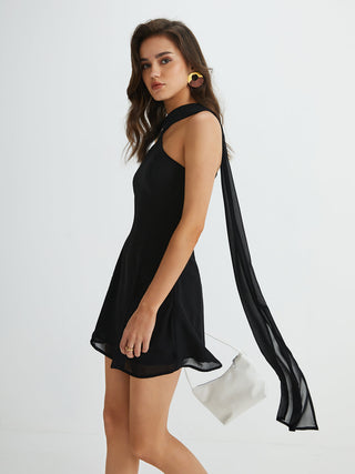 Robe courte à épaule dénudée asymétrique