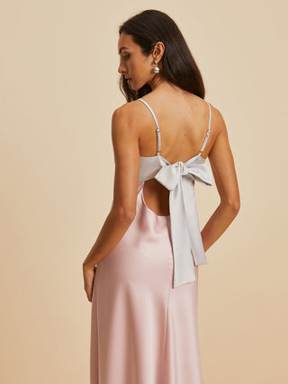 Robe longue en satin à col en V