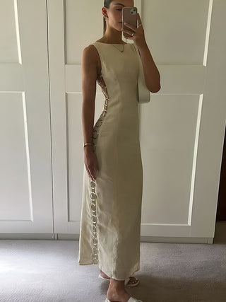 Robe longue avec découpe en anneau métallique