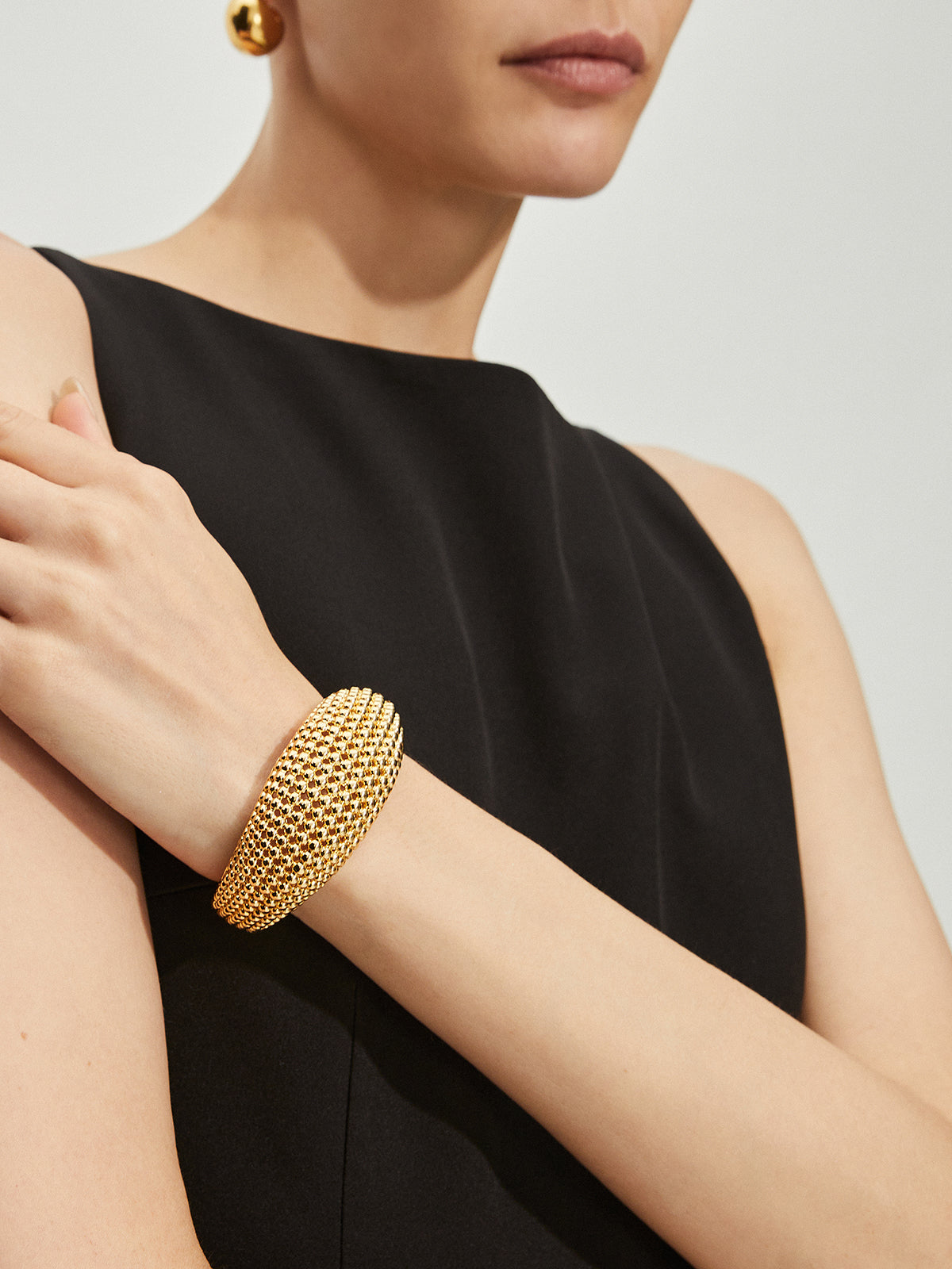 Bracelet ouvert vintage en perles ajourées