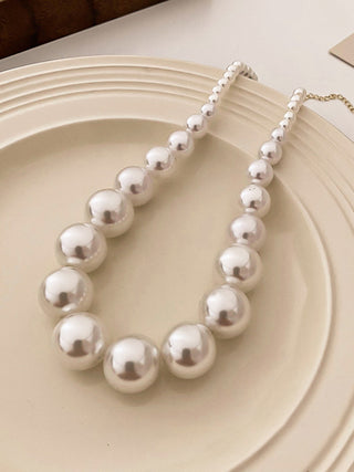 Collier en perles acryliques blanches